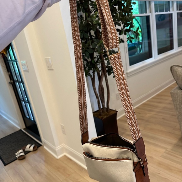 Like new cross body with adjustable strap - Picture 3 of 4